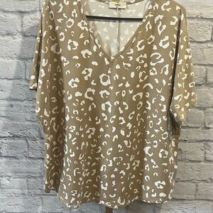 Entro Neutral Animal Print Relaxed Fit V-Neck Short Sleeve Shirt medium